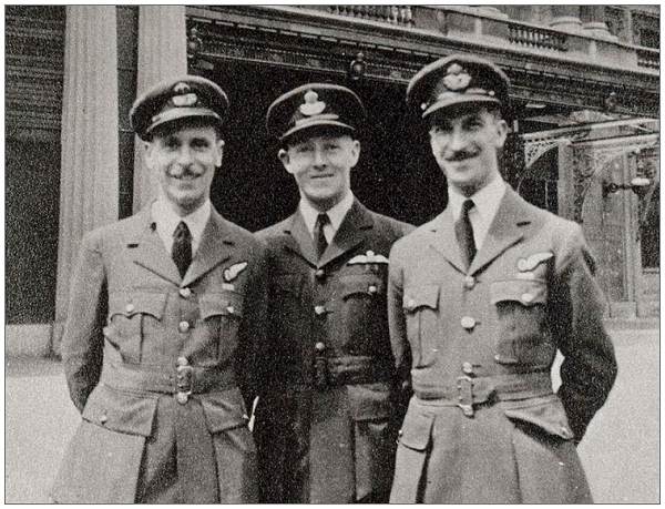 23 Jun 1943 - Sydney Hobday, Les Knight and Johnny Johnson in front of Buckingham Palace