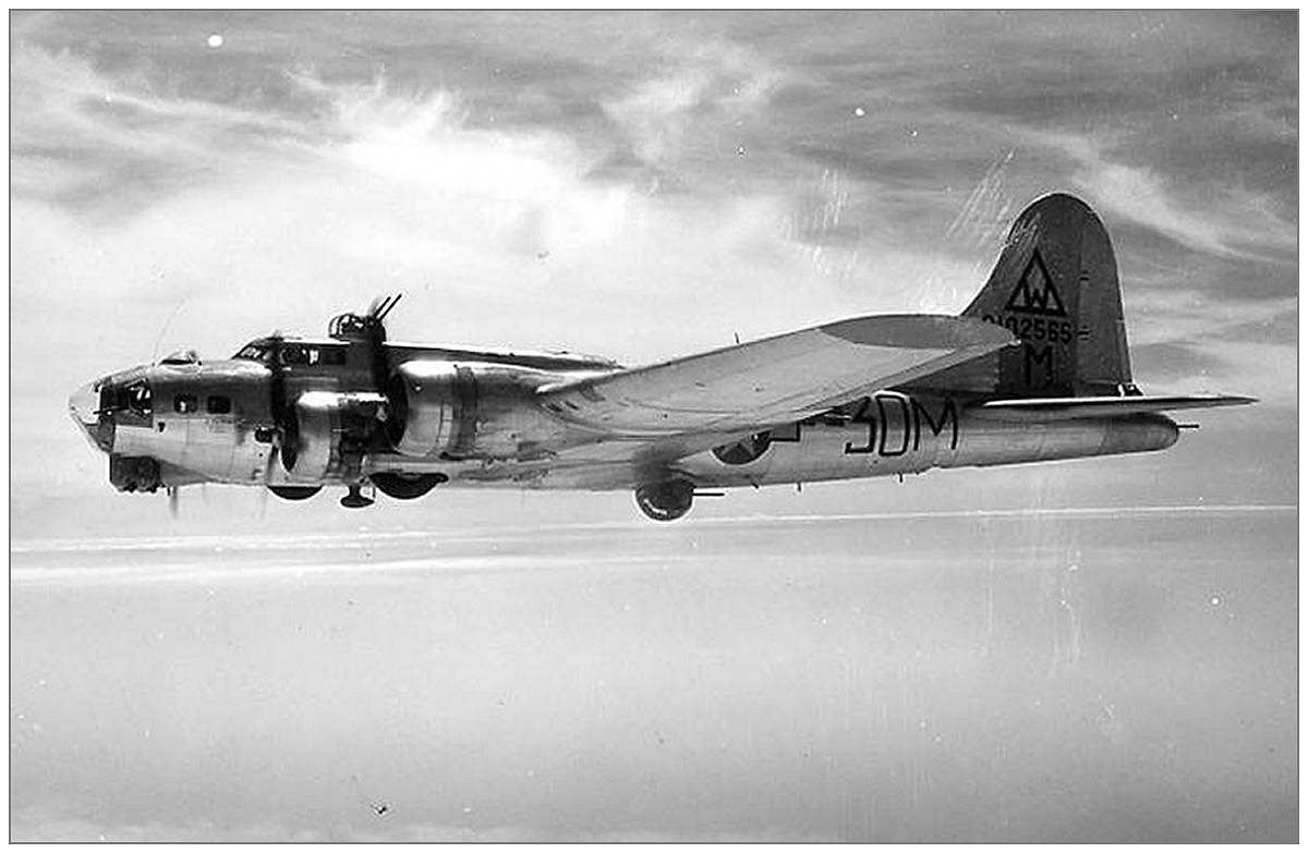 B-17G-55-BO - #42-102565 - 3O-M - Spring 1944 (with reverse tail marking)