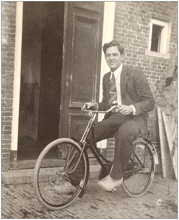 Bevins with wooden shoes on Sijke Siitema's bicycle in Warga - collection Sijtema