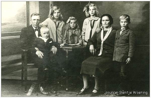 Koop Woering - family portrait l-r: Koop, Kobus, Aaltje, Sientje, Jantje, Jantina, Henny