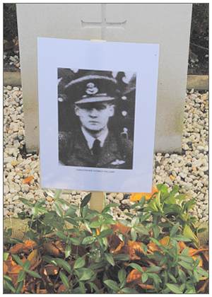 777673 - 80116 - Flying Officer - Pilot - Christopher Thomas Holland - Grave with photo