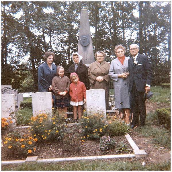 George Lowell Myers (father) visiting gravesite