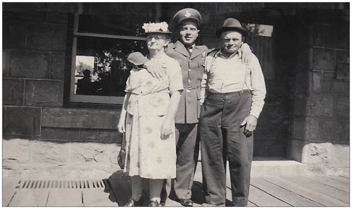 Leslie Horn with his parents