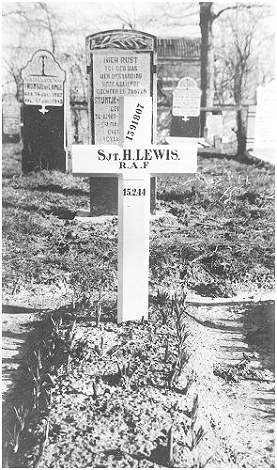 2nd Grave marker - Sgt. H. Lewis - Blokzijl Cemetery